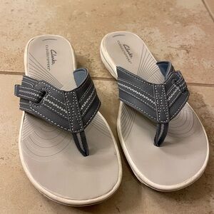 clarks flip flops
